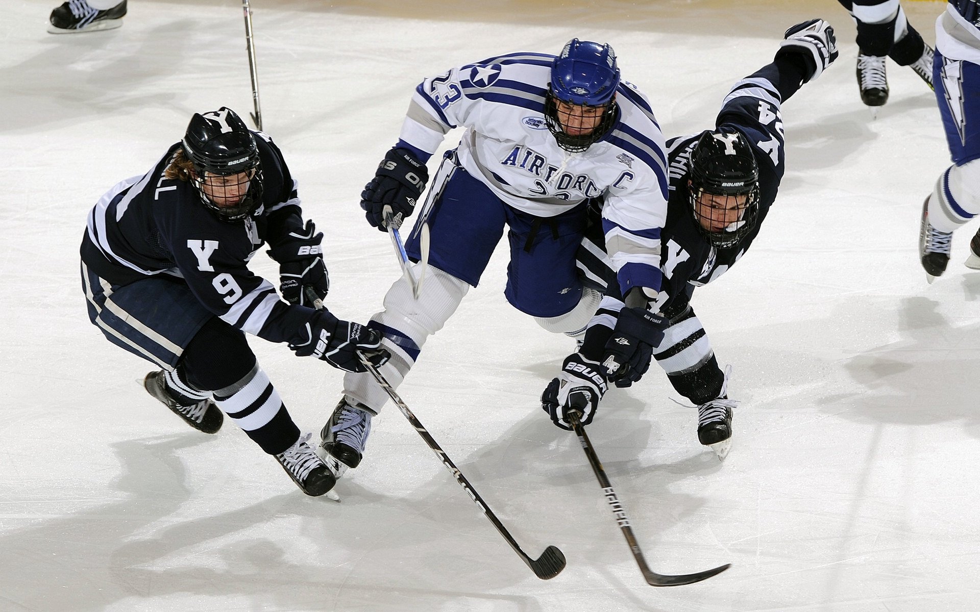 爱游戏app下载-篮网训练营新增对抗模拟器增强防守感知能力，篮网 训练
